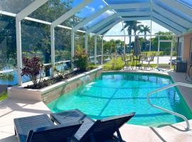 Waterfront VILLA with heated Pool&Spa, sunset view, Family&Pets Friendly, Hotel in Cape Coral