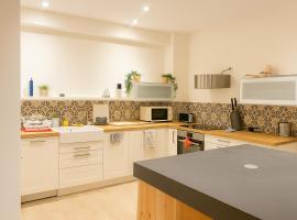 Le 9 Privé Chambres Chic à Puteaux près Paris, kitchen et 2 SDB ideal couples et Professionnels en déplacement, pension in Puteaux