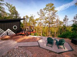Private Lux Getaway Hot Tub Double Shower Cabana, hotel v destinaci Campton