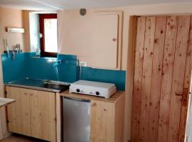 Studio isolated in a natural case, hotel di Fontan