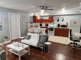 Cozy and Spacious Private Basement, hotel en Snellville
