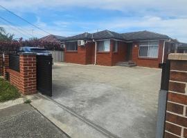 Convenient 3 bedroom home in Canley Heights, khách sạn ở Cabramatta
