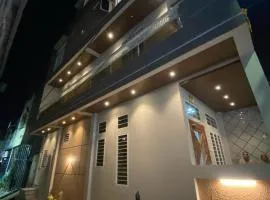 Shree Dattatray Homestay Fully Air Conditioned Property Near to Mahakaleshwar Jyotirlinga Ujjain and Near to Ujjain Junction Railway Station