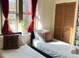 1st Class 4 Bedroom 2 Bathrooms, hotel in Galashiels