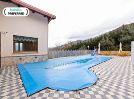 Villa in San Mango with Pool and Hot Tub, Hotel in San Mango dʼAquino