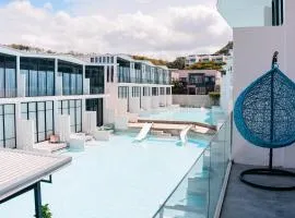 Replay R6 Pool Villa