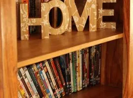 Three Bedrooms Flat in Central Edinburgh Old Town , Grassmarket Heart of Edinburgh Flat Sleeps 6 , EH1 58 Grassmarket, Edinburgh