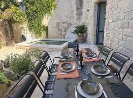Gîte Uzes-La maison aux petits pas, hotel in Uzès