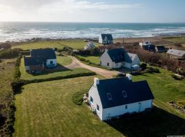 Tipoz'Immo - maison Les Galets - vue mer de toute la maison - animaux bienvenus - fibre inclus - linge inclus et lits faits - terrasse - parking gratuit - proche des commerces et des attractions touristiques, Hotel in Plozévet
