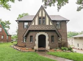 Entire Duplex 4br2ba Sleeps 8 Near Drake Uni, Hotel in Des Moines