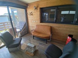 Mechanical cottage, old cars and bikes, hotel v destinaci Charmes