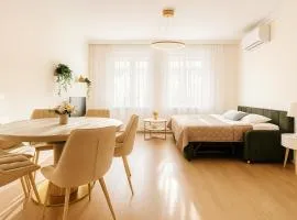 Spacious 2BR Retreat for Families & Friends near City Center