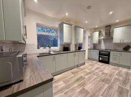 Modern 5 Bed Home, TV in each room, Free BT WiFi & Parking - 62 BW, hotel in Solihull