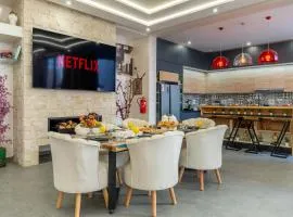 Villa Traverta-marrakech luxe et sérénité, 5 suites, 3 salons européens & 1 salon beldi, cuisine américaine équipée, piscine au sel chauffée, hammam traditionnel & services personnalisés