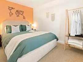 Stylish cosy retreat with private parking