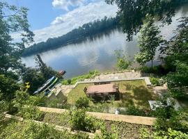 Charming & Whimsical Historic River Home, ξενοδοχείο σε Titusville