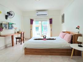 You And Me Guesthouse, beach hotel in Cha Am