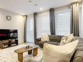 Prestigious 2BR , Roof Terrace, 15 Mins to London, Sleeps 7