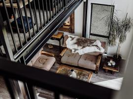 The Black Barn, hotel in Paroa