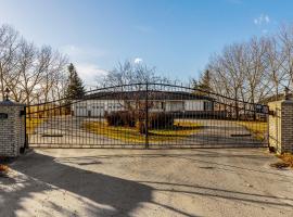 Acreage, 3 King Beds and Ensuites, Dance Floor, Fireplace, AC, hotel in Calgary