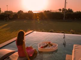 Aphrodite Luxury Suites with Private Heated Pools & Jacuzzis, hotel ve městě Kos