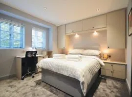 Luxury Two Bed Suite - Walk to Trentham Gardens!