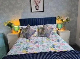 Charming 2 Bed Modern Guest House with Free Parking up to 3 cars