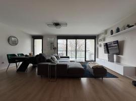 Quiet and Spacious 2BR And Salon Terrasse Parking, Hotel in Saint-Denis