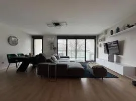 Quiet and Spacious 2BR And Salon Terrasse Parking