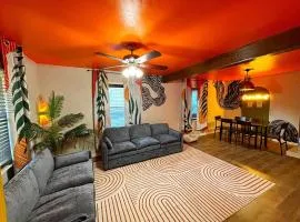 Modern & Vibrant Oasis Minutes from Downtown