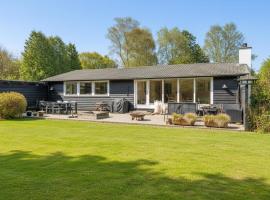 3 Bedroom Cozy Home In Grenaa, ξενοδοχείο σε Brøndstrup