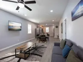 4 Min to Downtown - 11 to Elon - Washer and Dryer