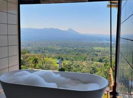 Hygge House with a view of the Arenal Volcano and the San Carlos Plain, ξενοδοχείο σε Vieja