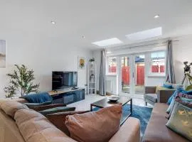 Isher 3 Bedroom, 2-Bathroom House with Parking