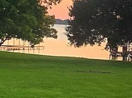 Lakefront Getaway, hotel in Lone Oak