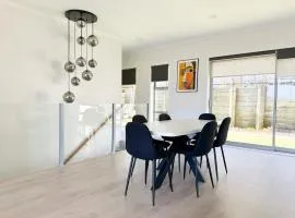 Cosy Luxe --Modern 3 bedroom home in Johnsonville