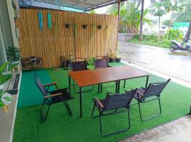 Theppahrak Hostel Khaolak, hotel in Khao Lak