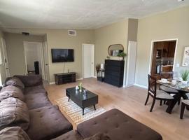 Pet-Friendly, Fully Fenced and Fully Furnished 3BR Home、リバーサイドのホテル