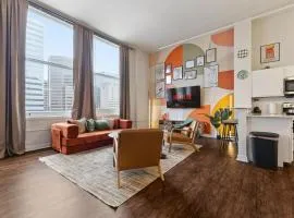 New Skywalk Access- Downtown Work Retreat- Sleeps8