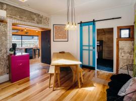 Fun Times in Fitzroy - eclectic bungalow by beach, bungalow em New Plymouth