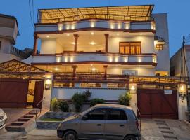 Hill View Guest House - Family Hotel at Central Location, near to Airport, Food Street and all amenities, hotel com estacionamento em Karachi