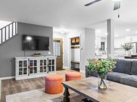 5BDR Stay w Fireplace Game room Family-Friendly Amenities Arrowhead Chalet by AvantStay, Hotel in Blue Jay