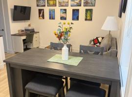 Modern 1BR Suite with Laundry, Workspace & WiFi, hotel a Langford