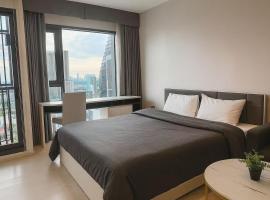 Thonglor Next to BTS Modern Condo - Fitness gym with full view, hotel in Bangkok