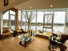 Aqua Luxury House on the Shore, hotel in Laval