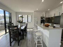 Modern Family Home in Tawa - Wellington, haustierfreundliches Hotel in Wellington