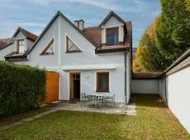 DAS BURGENNEST, Bademantelgang zur Therme Lutzmannsburg, Garten, Parkplatz