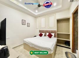 HOTEL - M&D Stay INN - Free Wi-Fi & Fully Air Conditioning Hotel - With LUXUARY ROOMS - A Few Steps From The Holy Shree Kashi Vishwanath Temple - SHRI MADHAVA, ξενοδοχείο στο Βαρανάσι