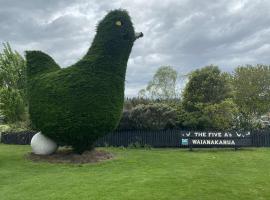 The Big Chook Accommodation, hotel in Waianakarua