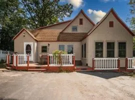 Whimsical Historic Getaway Near Golf Skiing and Wisconsin Southern Lakes